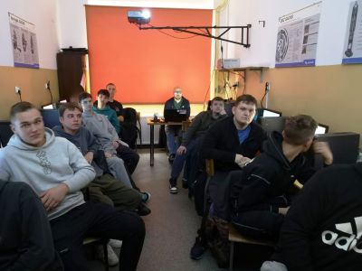 Uczniowie zostali przeszkoleni przez instruktora z firmy INTERCARS